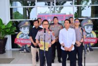 Bupati Batang Hari Mhd Fadhil Arief menyaksikan penyerahan bayi korban penjualan anak di Mapolda Jambi pada Rabu siang, 29 Juli 2026.(poto: jamberita.com).