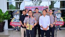 Bupati Batang Hari Mhd Fadhil Arief menyaksikan penyerahan bayi korban penjualan anak di Mapolda Jambi pada Rabu siang, 29 Juli 2026.(poto: jamberita.com).