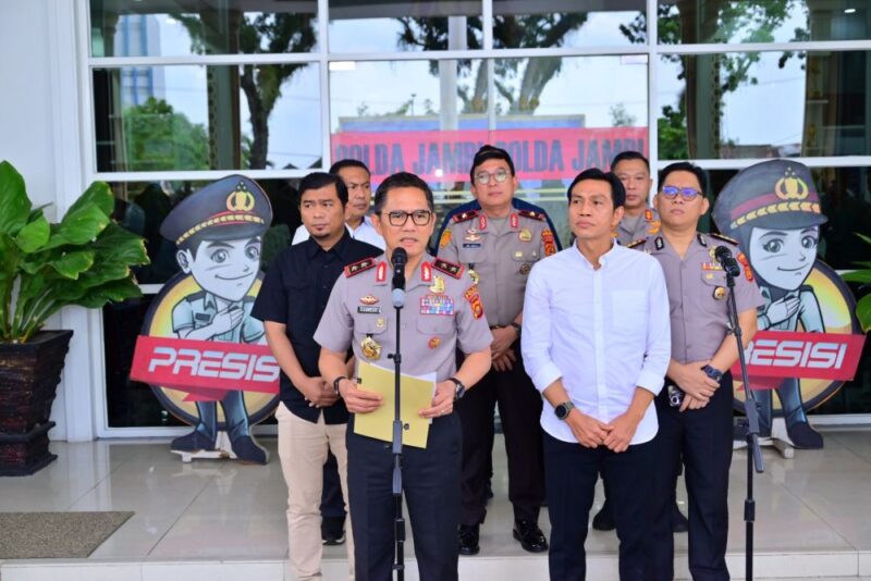 Bupati Batang Hari Mhd Fadhil Arief menyaksikan penyerahan bayi korban penjualan anak di Mapolda Jambi pada Rabu siang, 29 Juli 2026.(poto: jamberita.com).