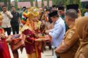 Gubernur Jambi Al Haris memberikan apresiasi tinggi terhadap tradisi penyerahan murid baru secara adat di SMAN 1 Muaro Jambi.(poto: jamberita.com).