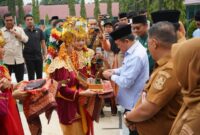 Gubernur Jambi Al Haris memberikan apresiasi tinggi terhadap tradisi penyerahan murid baru secara adat di SMAN 1 Muaro Jambi.(poto: jamberita.com).