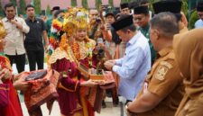 Gubernur Jambi Al Haris memberikan apresiasi tinggi terhadap tradisi penyerahan murid baru secara adat di SMAN 1 Muaro Jambi.(poto: jamberita.com).