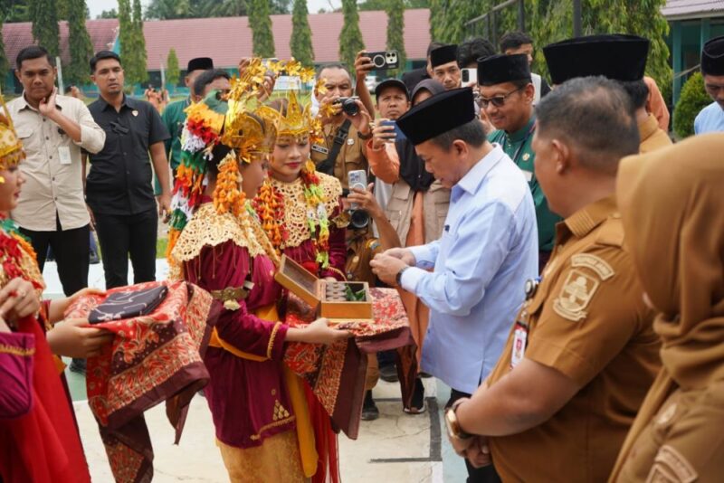 Gubernur Jambi Al Haris memberikan apresiasi tinggi terhadap tradisi penyerahan murid baru secara adat di SMAN 1 Muaro Jambi.(poto: jamberita.com).