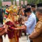 Gubernur Jambi Al Haris memberikan apresiasi tinggi terhadap tradisi penyerahan murid baru secara adat di SMAN 1 Muaro Jambi.(poto: jamberita.com).