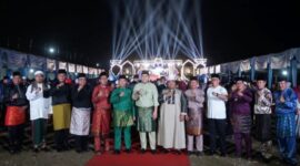 Bupati Merangin M. Syukur resmi memimpin acara Penutupan MTQH Kabupaten Merangin ke-52 di Desa Bukit Batu, Kecamatan Sungai Manau, Rabu (22/7) malam.(poto: jambiprima.com).