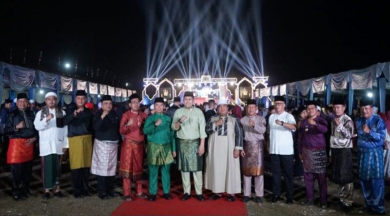 Bupati Merangin M. Syukur resmi memimpin acara Penutupan MTQH Kabupaten Merangin ke-52 di Desa Bukit Batu, Kecamatan Sungai Manau, Rabu (22/7) malam.(poto: jambiprima.com).
