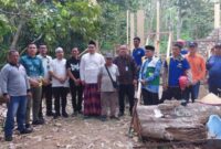 Wakil Bupati Bungo Ust. Tri Wahyu Hidayat bersama Forkopimda, perangkat daerah, dan keluarga korban berfoto bersama usai menyerahkan bantuan.(poto: jambiprima.com).