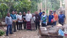 Wakil Bupati Bungo Ust. Tri Wahyu Hidayat bersama Forkopimda, perangkat daerah, dan keluarga korban berfoto bersama usai menyerahkan bantuan.(poto: jambiprima.com).