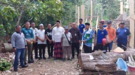 Wakil Bupati Bungo Ust. Tri Wahyu Hidayat bersama Forkopimda, perangkat daerah, dan keluarga korban berfoto bersama usai menyerahkan bantuan.(poto: jambiprima.com).