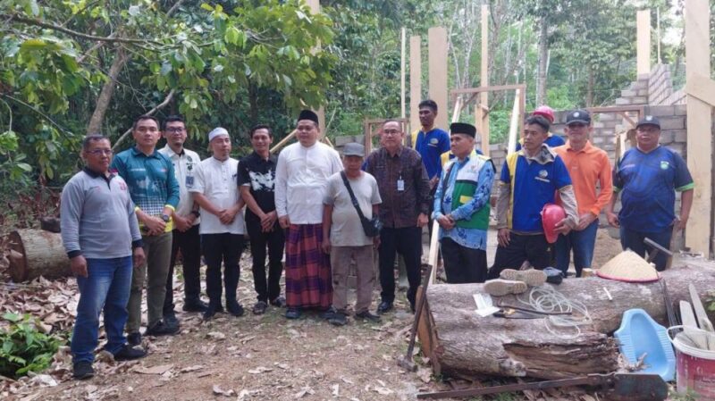 Wakil Bupati Bungo Ust. Tri Wahyu Hidayat bersama Forkopimda, perangkat daerah, dan keluarga korban berfoto bersama usai menyerahkan bantuan.(poto: jambiprima.com).