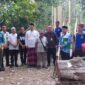 Wakil Bupati Bungo Ust. Tri Wahyu Hidayat bersama Forkopimda, perangkat daerah, dan keluarga korban berfoto bersama usai menyerahkan bantuan.(poto: jambiprima.com).