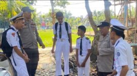ersonel Polsek Kawasan Pelabuhan Polres Tanjung Jabung Barat memberikan edukasi dan imbauan kepada para pelajar tentang bahaya geng motor, balap liar, narkoba.(poto: jambiprima.com).