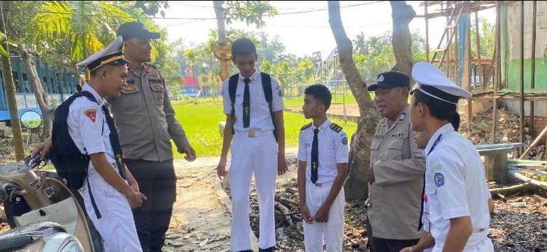 ersonel Polsek Kawasan Pelabuhan Polres Tanjung Jabung Barat memberikan edukasi dan imbauan kepada para pelajar tentang bahaya geng motor, balap liar, narkoba.(poto: jambiprima.com).