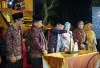 Prosesi pencabutan keris oleh Gubernur Jambi Al Haris menandai pembukaan Pekan Kebudayaan Jambi 2026 secara resmi.(poto:jambiprima.com).