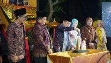 Prosesi pencabutan keris oleh Gubernur Jambi Al Haris menandai pembukaan Pekan Kebudayaan Jambi 2026 secara resmi.(poto:jambiprima.com).