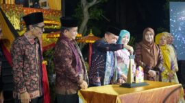 Prosesi pencabutan keris oleh Gubernur Jambi Al Haris menandai pembukaan Pekan Kebudayaan Jambi 2026 secara resmi.(poto:jambiprima.com).