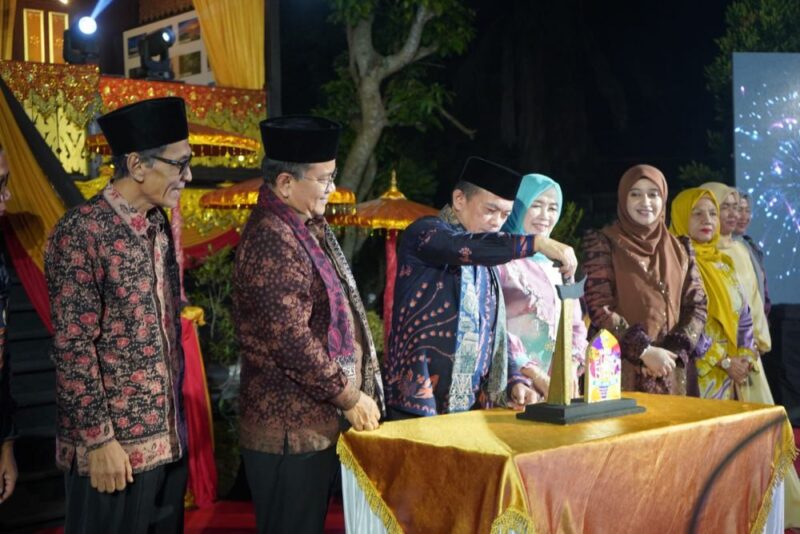 Prosesi pencabutan keris oleh Gubernur Jambi Al Haris menandai pembukaan Pekan Kebudayaan Jambi 2026 secara resmi.(poto:jambiprima.com).