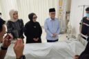Kabar duka menyelimuti Jambi atas kepergian Anggota DPR RI H. A. Bakri. Zulkifli Hasan dan Zumi Zola melayat langsung menyampaikan doa mendalam.(poto: jamberita.com)
