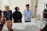 Kabar duka menyelimuti Jambi atas kepergian Anggota DPR RI H. A. Bakri. Zulkifli Hasan dan Zumi Zola melayat langsung menyampaikan doa mendalam.(poto: jamberita.com)