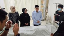 Kabar duka menyelimuti Jambi atas kepergian Anggota DPR RI H. A. Bakri. Zulkifli Hasan dan Zumi Zola melayat langsung menyampaikan doa mendalam.(poto: jamberita.com)