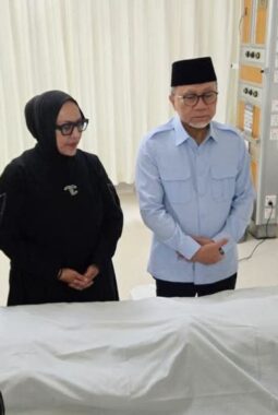 H. A. Bakri Meninggal Dunia, Zulkifli Hasan dan Zumi Zola Melayat Haru