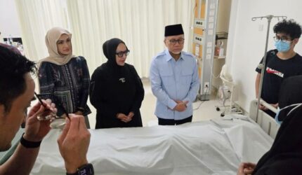 Kabar duka menyelimuti Jambi atas kepergian Anggota DPR RI H. A. Bakri. Zulkifli Hasan dan Zumi Zola melayat langsung menyampaikan doa mendalam.