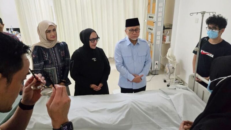 Kabar duka menyelimuti Jambi atas kepergian Anggota DPR RI H. A. Bakri. Zulkifli Hasan dan Zumi Zola melayat langsung menyampaikan doa mendalam.(poto: jamberita.com)