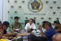 Ketua PWI Jambi Ridwan Agus meminta seluruh pengurus segera menjalankan program sesuai bidang masing-masing.( poto ; halojambi.com )