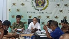 Ketua PWI Jambi Ridwan Agus meminta seluruh pengurus segera menjalankan program sesuai bidang masing-masing.( poto ; halojambi.com )