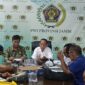 Ketua PWI Jambi Ridwan Agus meminta seluruh pengurus segera menjalankan program sesuai bidang masing-masing.( poto ; halojambi.com )