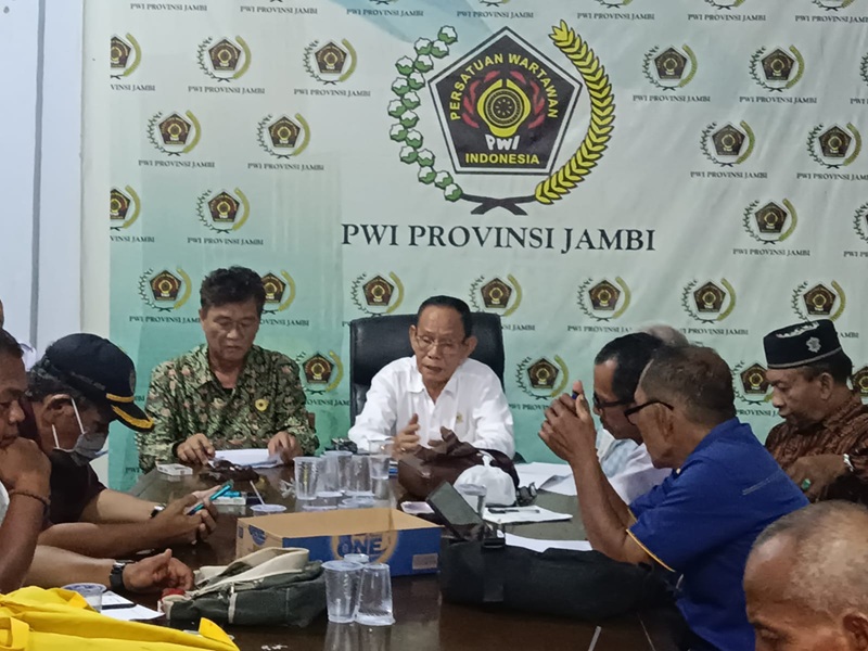 Ketua PWI Jambi Ridwan Agus meminta seluruh pengurus segera menjalankan program sesuai bidang masing-masing.( poto ; halojambi.com )