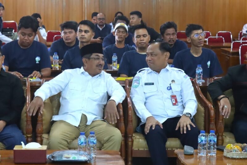 Bupati Tanjabbar Anwar Sadat edukasi nelayan lewat SLCN BMKG. Pelajari cara baca cuaca ekstrem demi keselamatan dan efisiensi melaut di Jambi.(poto: jambiekspres).