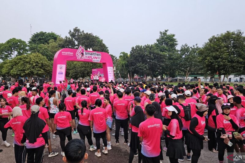 Ribuan pelari memadati pusat Kota Jambi dalam ajang Smartfren Run 5K Jambi.(poto: ANTARA).