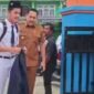 Bupati Merangin H. M. Syukur mengantar putranya, Shafiq, pada hari pertama masuk sekolah di SMP Negeri 1 Merangin, Senin (13/7/2026).(poto: jambiprima.com).