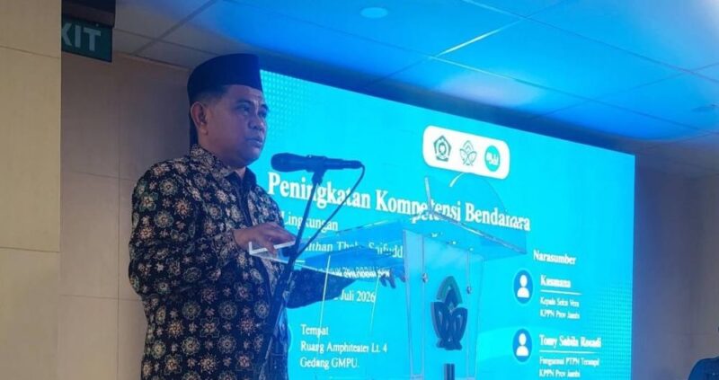 Dr. Pahmi SY, M.Si., memberikan sambutan sekaligus membuka kegiatan Peningkatan Kompetensi Bendahara di Amphiteater Lantai 4 Gedung Rektorat UIN STS Jambi, Rabu (22/7/2026).(poto: jambiprima.com).
