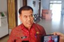 Sekretaris Daerah Kabupaten Tebo, Dr. Sindi, memberikan keterangan kepada awak media terkait rencana investigasi dugaan pelanggaran di Desa Bukit Pamuatan, Kecamatan Serai Serumpun.(poto: jambiprima.com).
