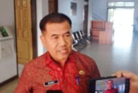 Sekretaris Daerah Kabupaten Tebo, Dr. Sindi, memberikan keterangan kepada awak media terkait rencana investigasi dugaan pelanggaran di Desa Bukit Pamuatan, Kecamatan Serai Serumpun.(poto: jambiprima.com).