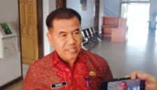 Sekretaris Daerah Kabupaten Tebo, Dr. Sindi, memberikan keterangan kepada awak media terkait rencana investigasi dugaan pelanggaran di Desa Bukit Pamuatan, Kecamatan Serai Serumpun.(poto: jambiprima.com).
