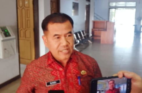 Sekretaris Daerah Kabupaten Tebo, Dr. Sindi, memberikan keterangan kepada awak media terkait rencana investigasi dugaan pelanggaran di Desa Bukit Pamuatan, Kecamatan Serai Serumpun.(poto: jambiprima.com).