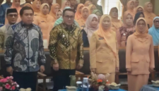 Wali Kota Sungai Penuh Alfin, SH menghadiri acara Pengukuhan DWP Sungai Penuh masa bakti 2024–2029 di Aula Kantor Wali Kota pada Kamis (23/7/2026).(poto: istimewa).