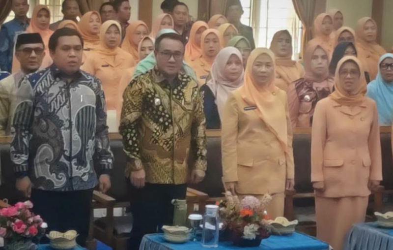 Wali Kota Sungai Penuh Alfin, SH menghadiri acara Pengukuhan DWP Sungai Penuh masa bakti 2024–2029 di Aula Kantor Wali Kota pada Kamis (23/7/2026).(poto: istimewa).