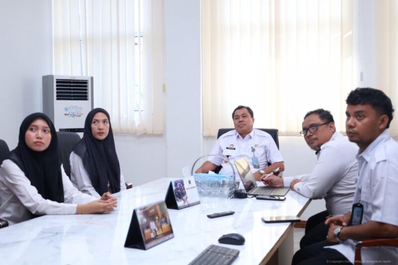 Jajaran Kantor Wilayah Kementerian Hukum Jambi mengikuti acara Kick Off Meeting Pemantauan dan Evaluasi Kinerja Penyelenggaraan PEKPPP Tahun 2026 secara virtual pada Rabu (29/7).(poto: jamberita.com).