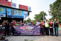 Personel Satgas Preventif Polda Jambi membentangkan spanduk kampanye anti narkoba saat menggelar sosialisasi dalam Operasi Antik Siginjai 2026 di kawasan Pasar Talang Banjar, Kota Jambi, Minggu (12/7/2026).(poto: jambiprima.com).
