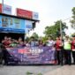 Personel Satgas Preventif Polda Jambi membentangkan spanduk kampanye anti narkoba saat menggelar sosialisasi dalam Operasi Antik Siginjai 2026 di kawasan Pasar Talang Banjar, Kota Jambi, Minggu (12/7/2026).(poto: jambiprima.com).