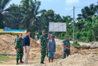 Kasiter Korem 042/Garuda Putih Kolonel Kav Endi Siswanto Yusuf meninjau langsung pembangunan jembatan Sarolangun pada Jumat (11/7/2026).( poto: jamberita.com).