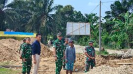 Kasiter Korem 042/Garuda Putih Kolonel Kav Endi Siswanto Yusuf meninjau langsung pembangunan jembatan Sarolangun pada Jumat (11/7/2026).( poto: jamberita.com).