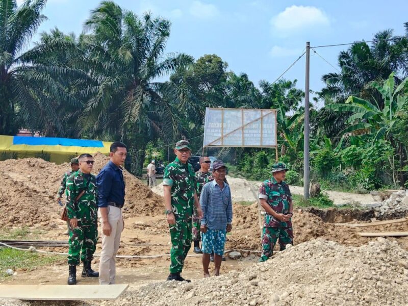 Kasiter Korem 042/Garuda Putih Kolonel Kav Endi Siswanto Yusuf meninjau langsung pembangunan jembatan Sarolangun pada Jumat (11/7/2026).( poto: jamberita.com).