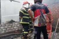 8 Rumah Dinas Mess Polda Jambi Ludes Terbakar, Damkar Kerahkan 90 Personel.(poto: jambiprima.com).