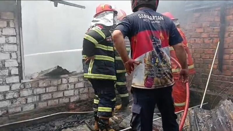 8 Rumah Dinas Mess Polda Jambi Ludes Terbakar, Damkar Kerahkan 90 Personel.(poto: jambiprima.com).