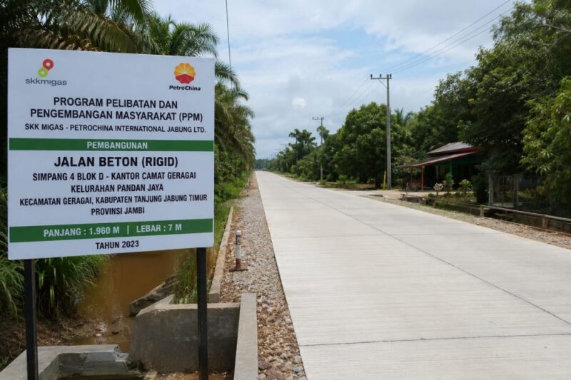 PetroChina bangun jalan Geragai guna mempermudah aksesibilitas masyarakat di Kelurahan Pandan Jaya, Kabupaten Tanjung Jabung Timur.(poto: jamberita.com).
